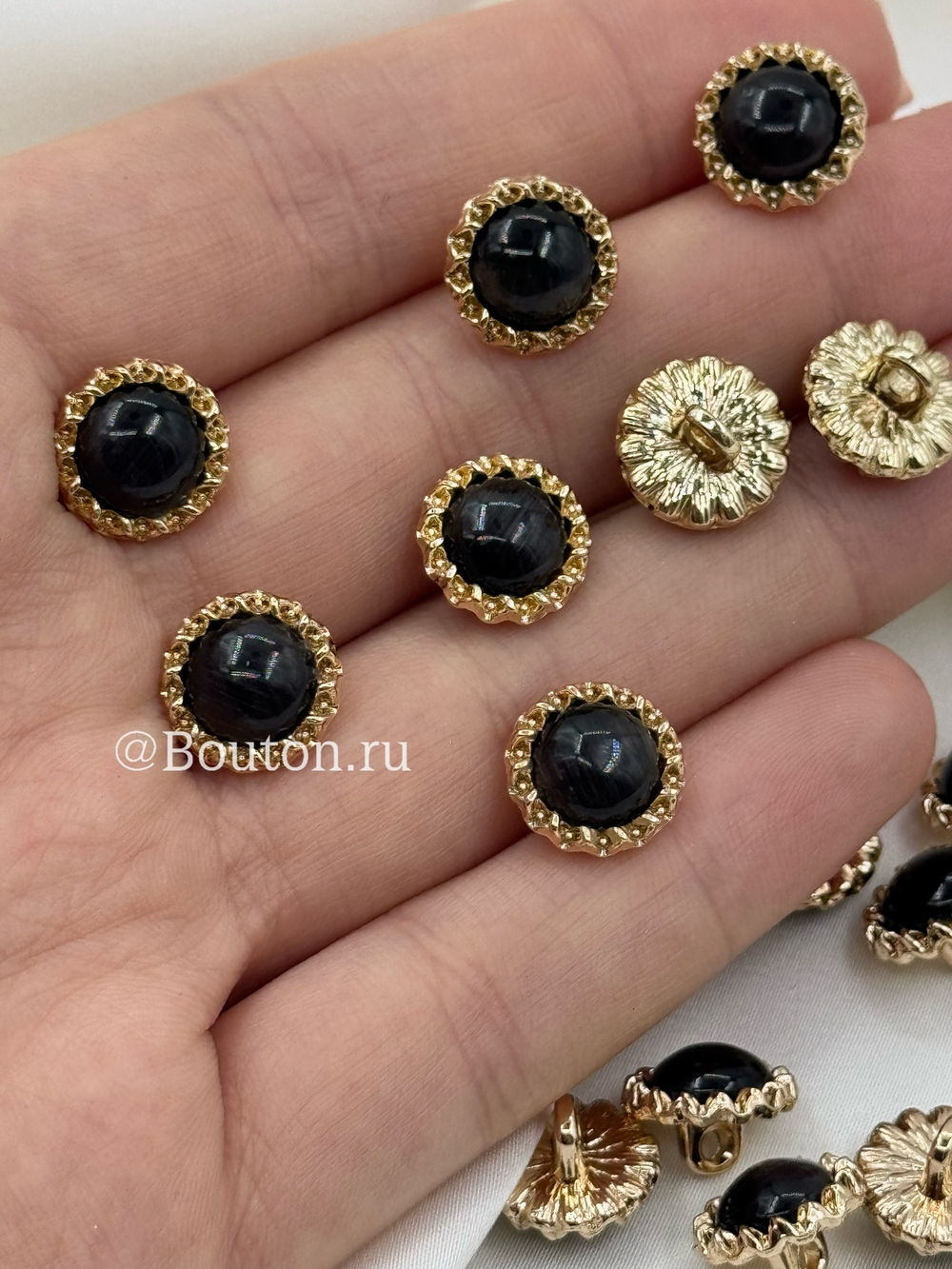 Пуговицы ажурные золотистые на ножке с черным камнем луна