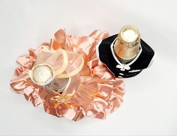 Украшение для бутылок шампанского на свадьбу в виде костюмов жениха и невесты