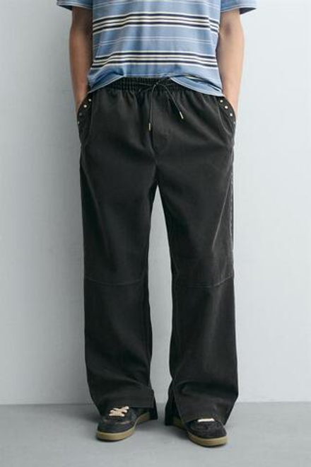 ZARA БРЮКИ RELAXED FIT ИЗ ИСКУССТВЕННОЙ КОЖИ С ЗАКЛЕПКАМИ, ЧЕРНЫЙ