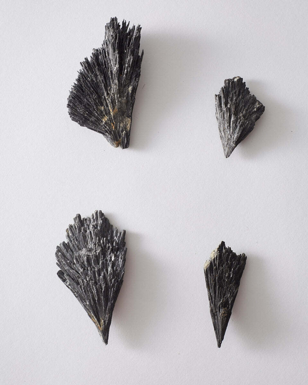 Черный Кианит