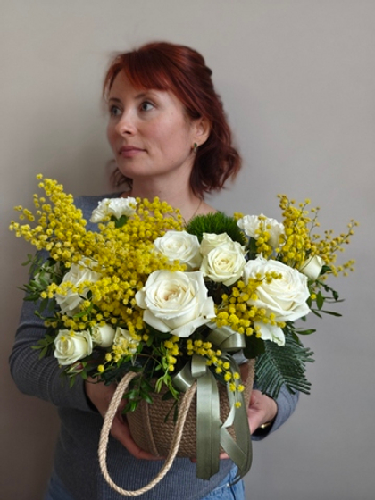 Джутовая корзина с мимозой и розами