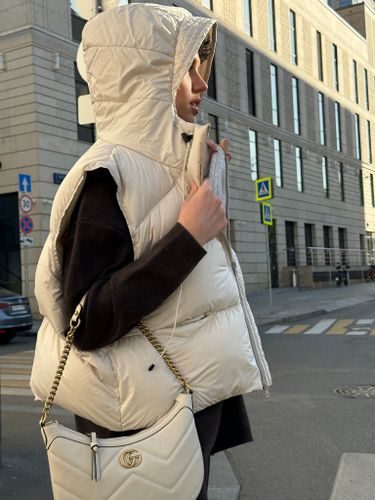 Молочный пуховый жилет с капюшоном