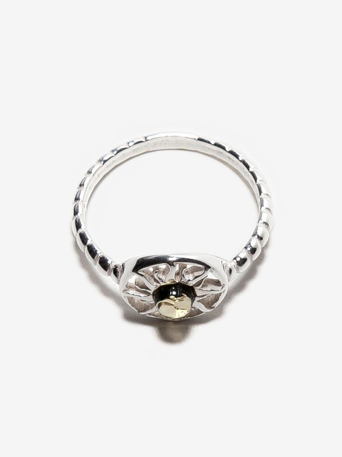 Кольцо с цельным янтарем зеленого цвета. Диаметр янтаря 3 мм