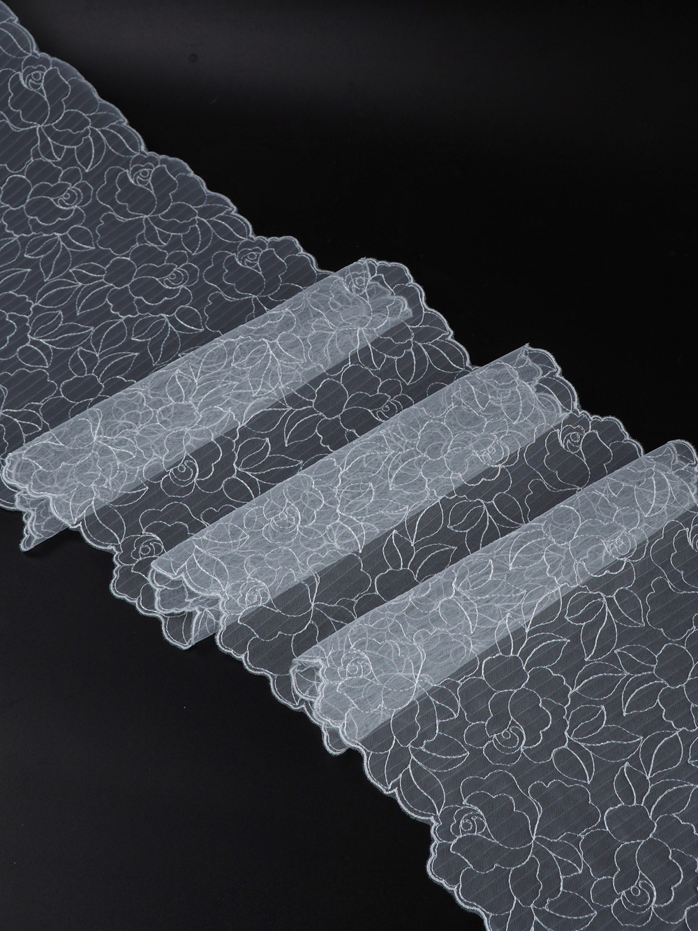 Вышивка на сетке холодная белая неэластичная ширина 22 см