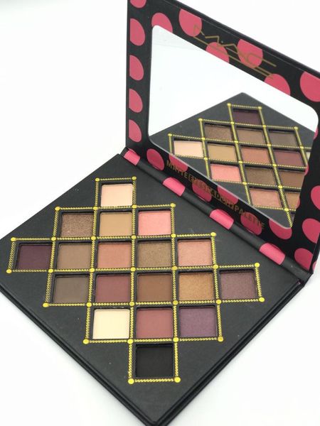 Палетка теней Matte Eyeshadow palette, 18 цв.