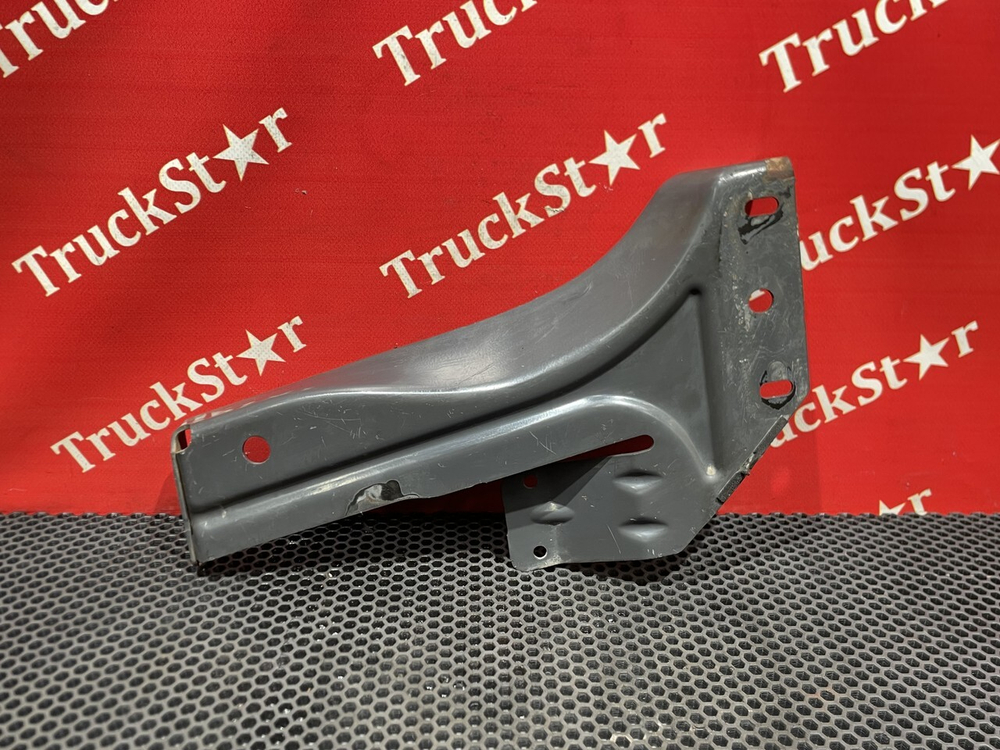 Кронштейн переднего бампера левый