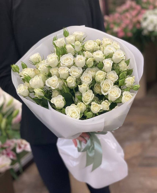 Букет из белых кустовых роз "Albielle"