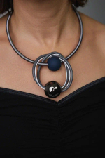 Колье графитовый и синий шары на серо-белой коже и сером текстиле