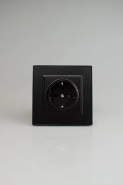 Розетка черная одинарная пластик