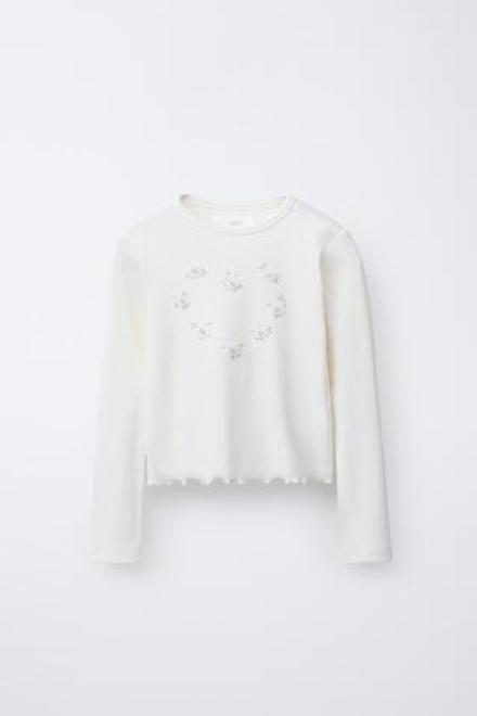 ZARA ФУТБОЛКА С ЦВЕТОЧНОЙ АППЛИКАЦИЕЙ, ЖЕЛТОВАТО-БЕЛЫЙ