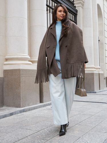 Укороченное пальто с шарфом в коричневом цвете