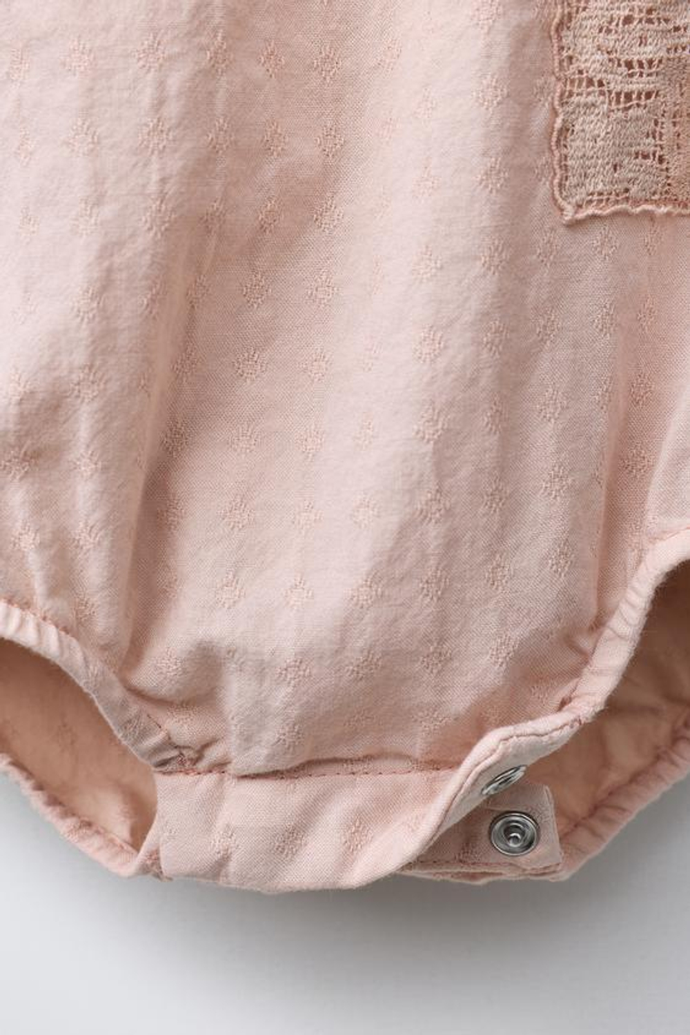 ZARA КОМБИНЕЗОН С КРУЖЕВОМ И ВЫШИВКОЙ, ПУДРОВО-РОЗОВЫЙ