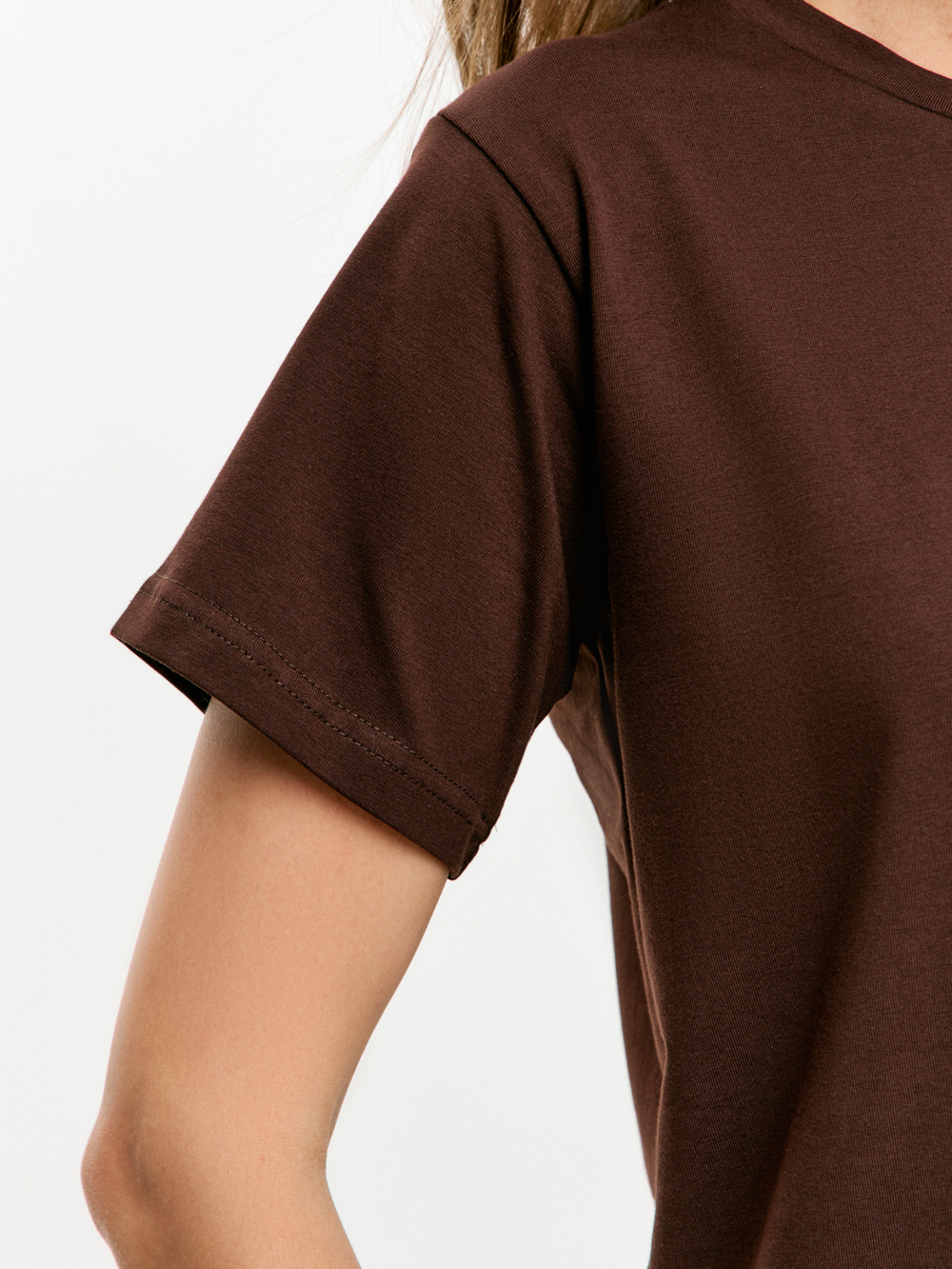 Классическая базовая футболка полуприлегающего силуэта