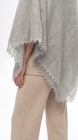 Оренбургский пуховый платок с шелком П1-120-03 серый