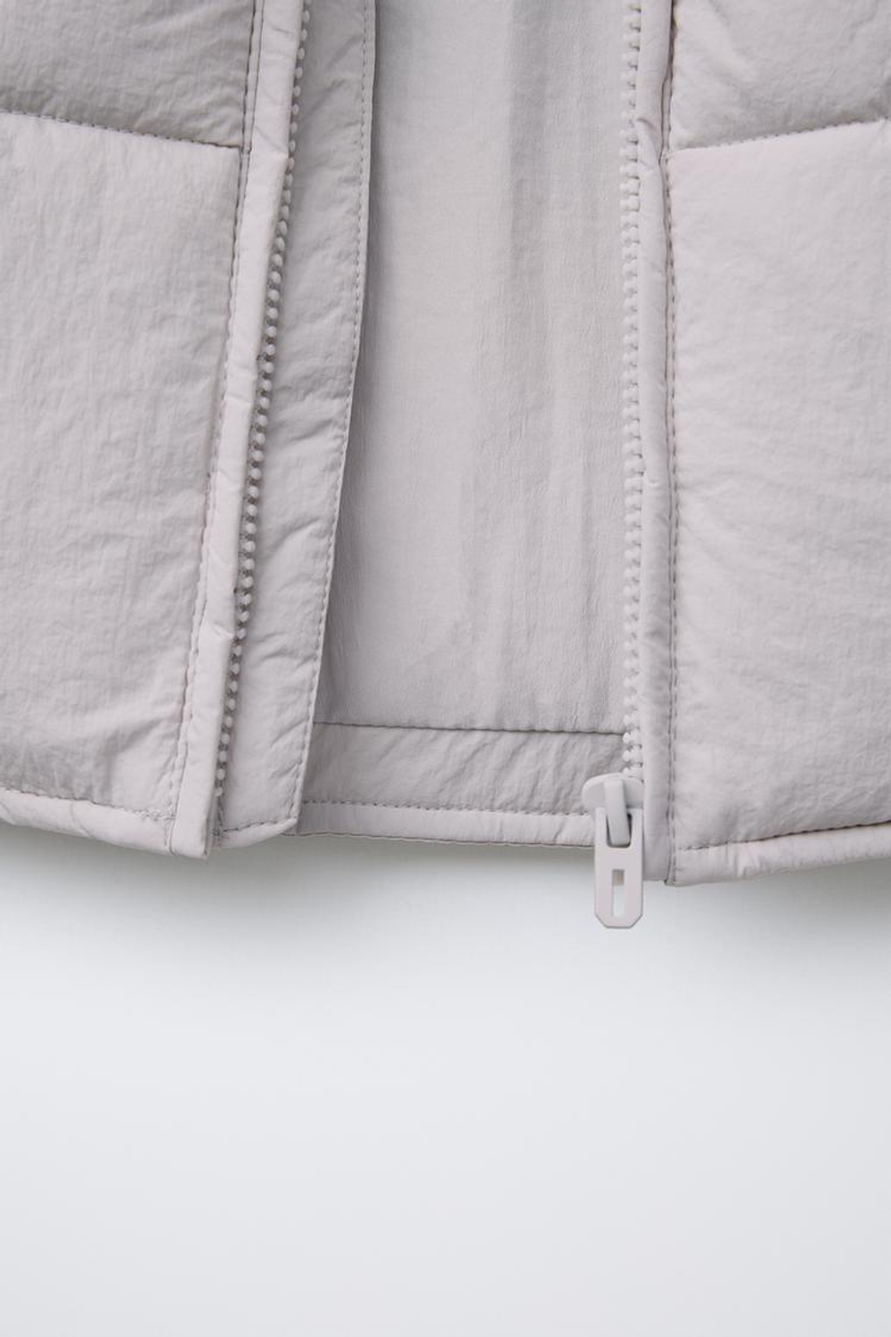 ZARA НЕПРОМОКАЕМЫЙ СТЕГАНЫЙ ЖИЛЕТ, КАМЕННО-СЕРЫЙ