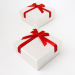 Квадратный картонный футляр с бантиком для украшений