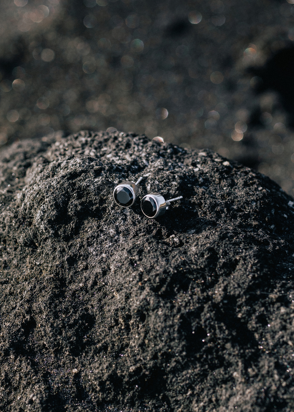 Серьги-пусеты с черным цирконом