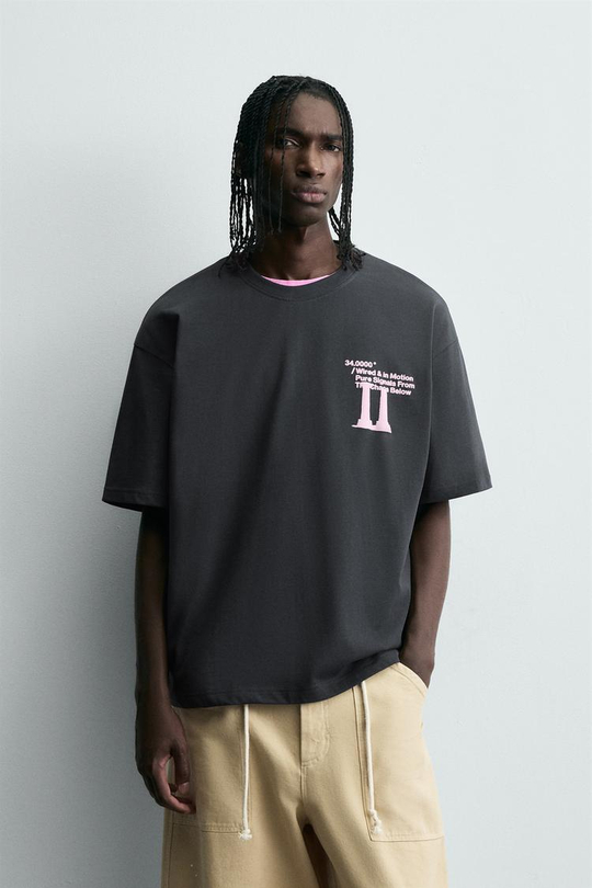 ZARA ФУТБОЛКА С ПРОРЕЗИНЕННЫМИ ПРИНТАМИ, ТЕМНЫЙ АНТРАЦИТ