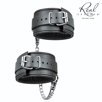 Черные кожаные оковы на цепочке с карабинами (Цвет: черный)