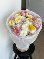 Букет сборный из кустовых пионовидных роз, хризантемы, маттиолы и пионов