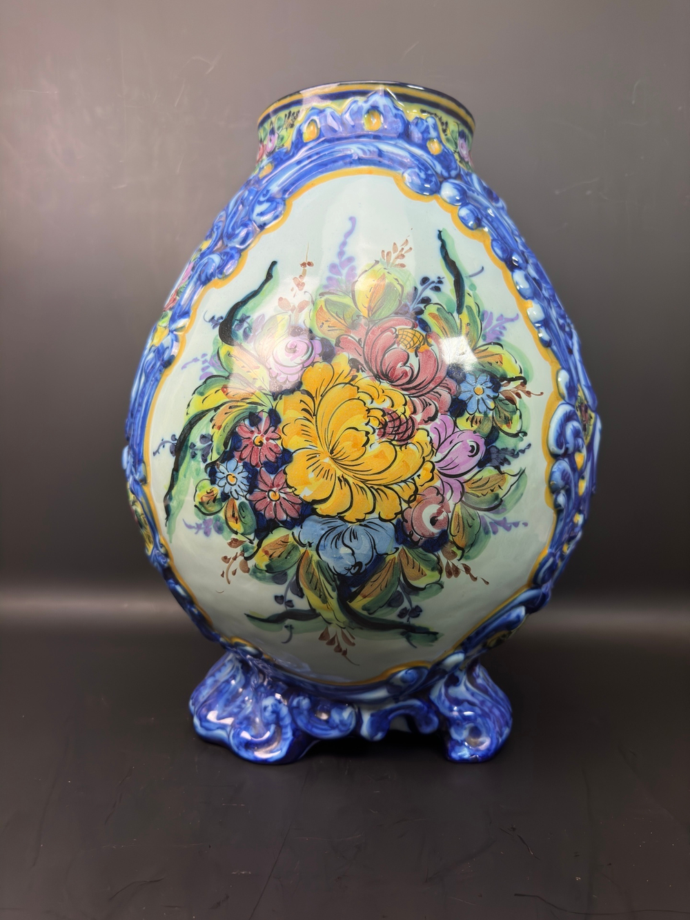 Декоративная ваза с изображением цветов