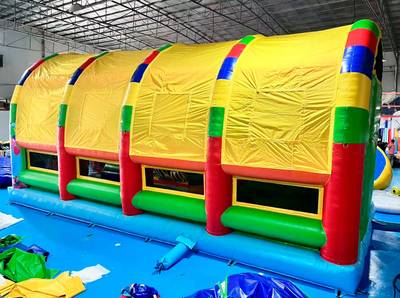 Коммерческий надувной батут «Страна Сафария» с крышей, 10x5x5 м.