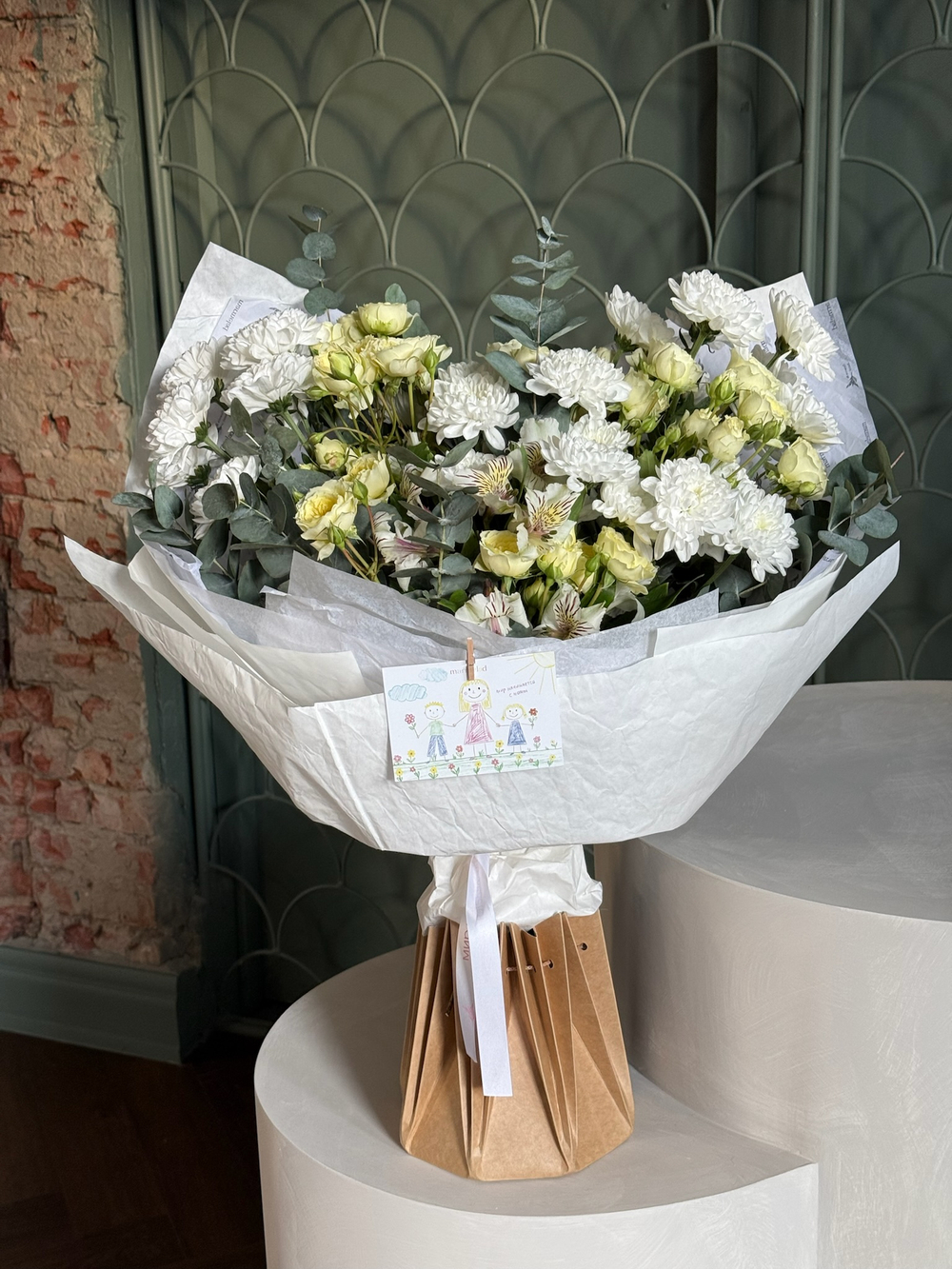 Букет из кустовой пионовидной розы, альстромерии, эвкалипта и хризантемы