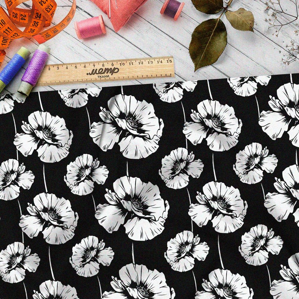 Ткань атлас крупные белые маки на чёрном фоне