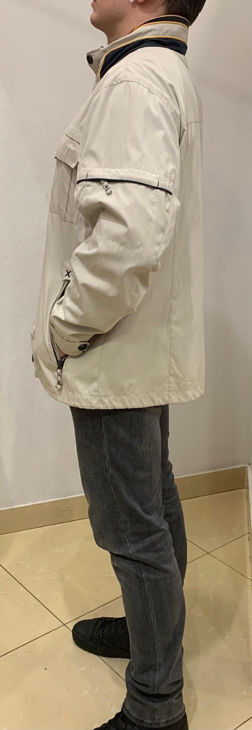 Бежевая мужская куртка на весну-осень