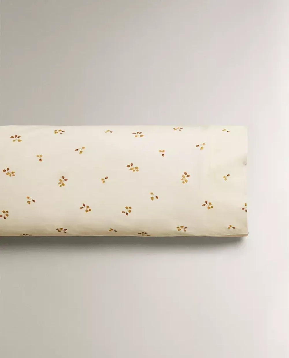 ZARA HOME НАВОЛОЧКА С ПРИНТОМ «ЛИСТЬЯ», ЖЕЛТОВАТО-БЕЛЫЙ