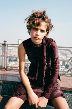 ZARA ДЛИННОЕ ПЛАТЬЕ С ПРИНТОМ И ПЛАТКОМ, СВЕТЛО-ГРАНАТОВЫЙ