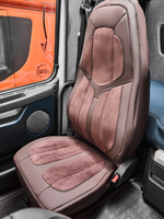 Чехлы Люкс VOLVO FH-13 после 2018 года: водитель от сиденья, пассажир от стойки кабины (один вырез под ремень) (экокожа, коричневый, коричневая вставка)