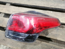 Фонарь задний правый внешний Toyota RAV4 IV (XA40) 15-19 Б/У Оригинал 8155042200
