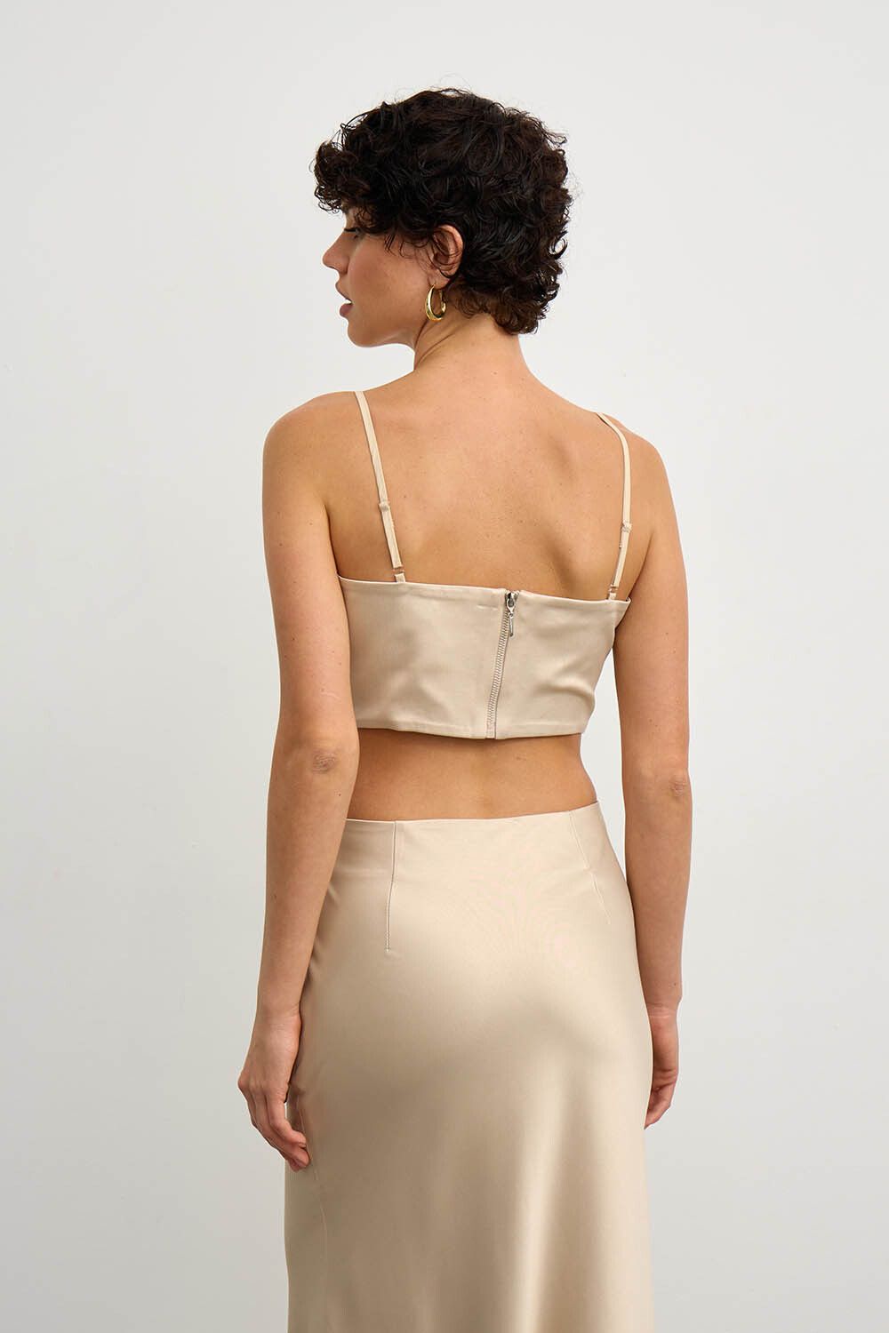 Топ с цветком из атласа цвета шампань