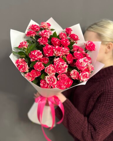 Букет из кустовых роз сорта "Фаер Вокс" (Fire Works)