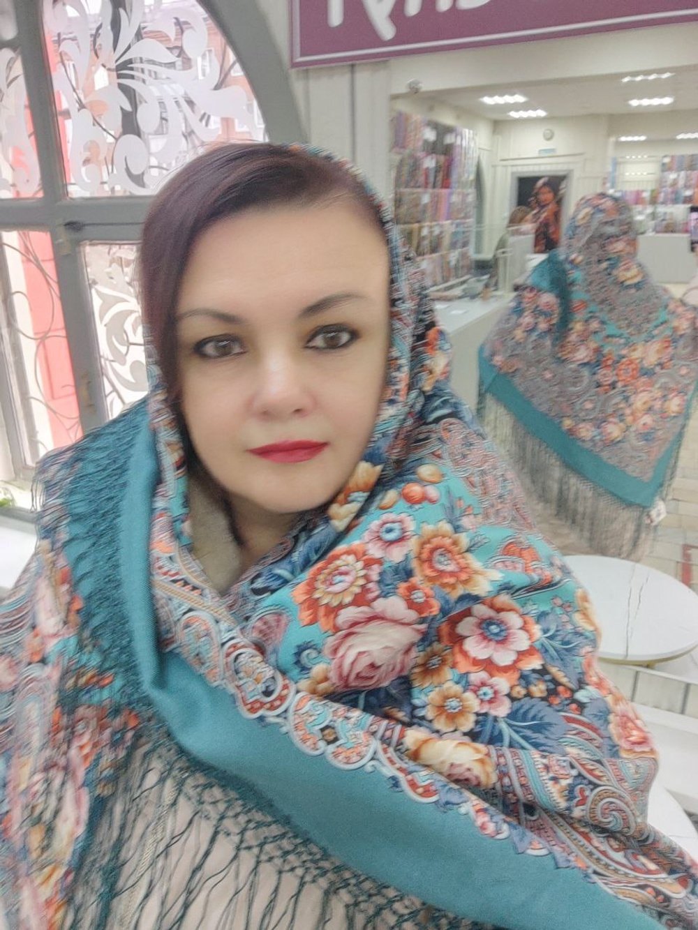 Платок из уплотненной шерстяной ткани с шелковой бахромой