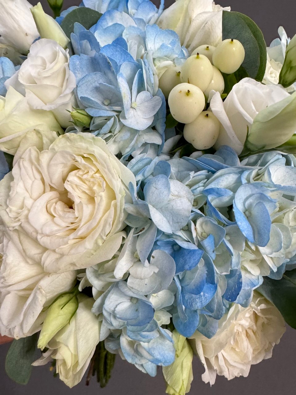 Букет невесты с голубой гортензией и бутоньеркой