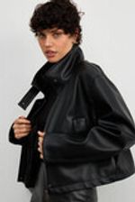 Куртка в минималистичном стиле из экокожи черного цвета