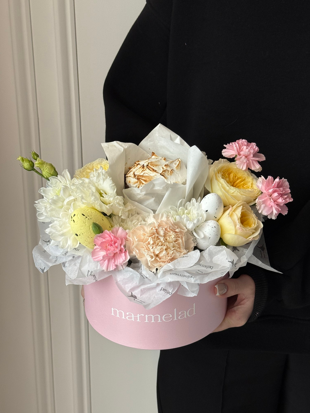 Композиция в коробке с куличем 130гр.