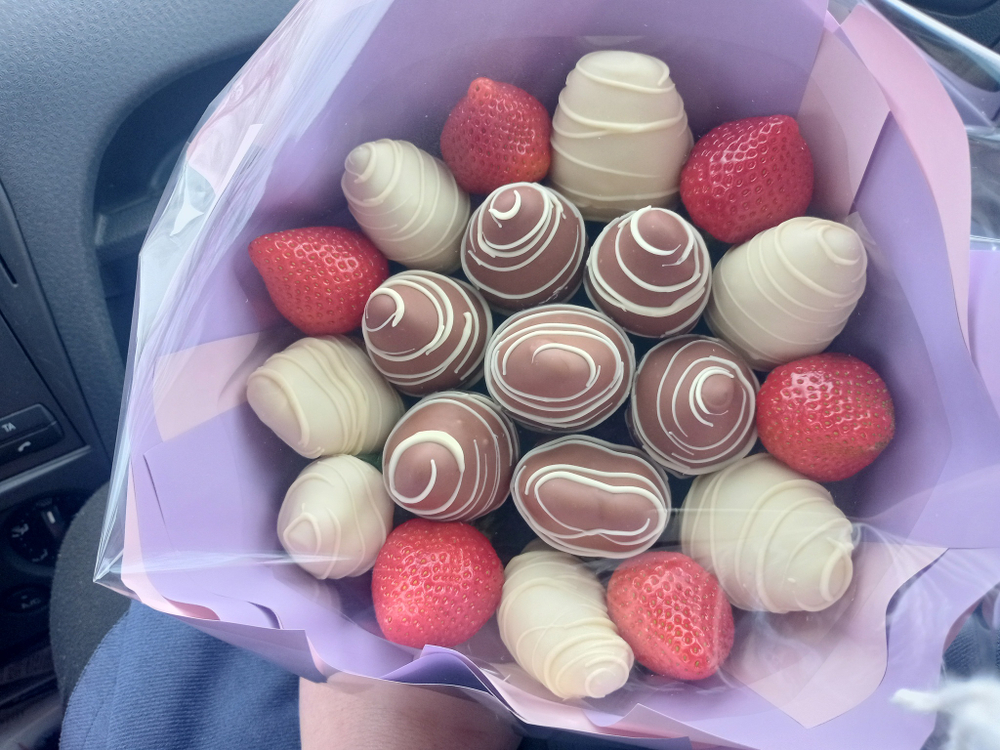 Клубничный букет " Сладкий подарок"