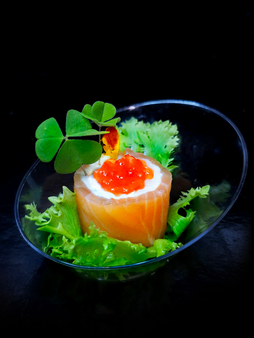 Ролл с семгой. творожным сыром и красной икрой