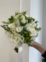 Свадебный букет из фрезии, эвкалипта, одноголовых роз и лизиантуса