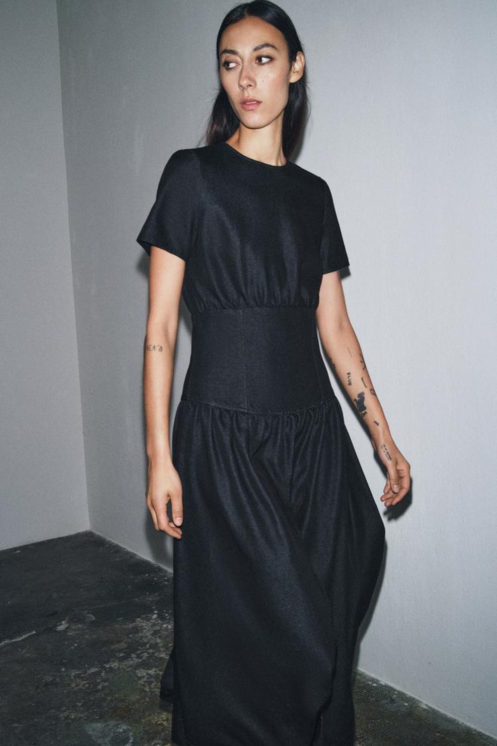 ZARA ДЖИНСОВОЕ ПЛАТЬЕ МИДИ — ZW COLLECTION, СИНИЙ