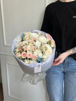 Букет из кустовых роз, одноголовых роз, хризантемы и оксипеталума