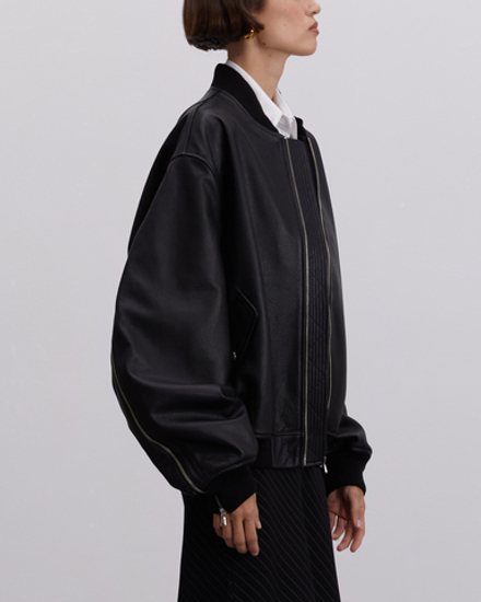 Черный кожаный бомбер oversize