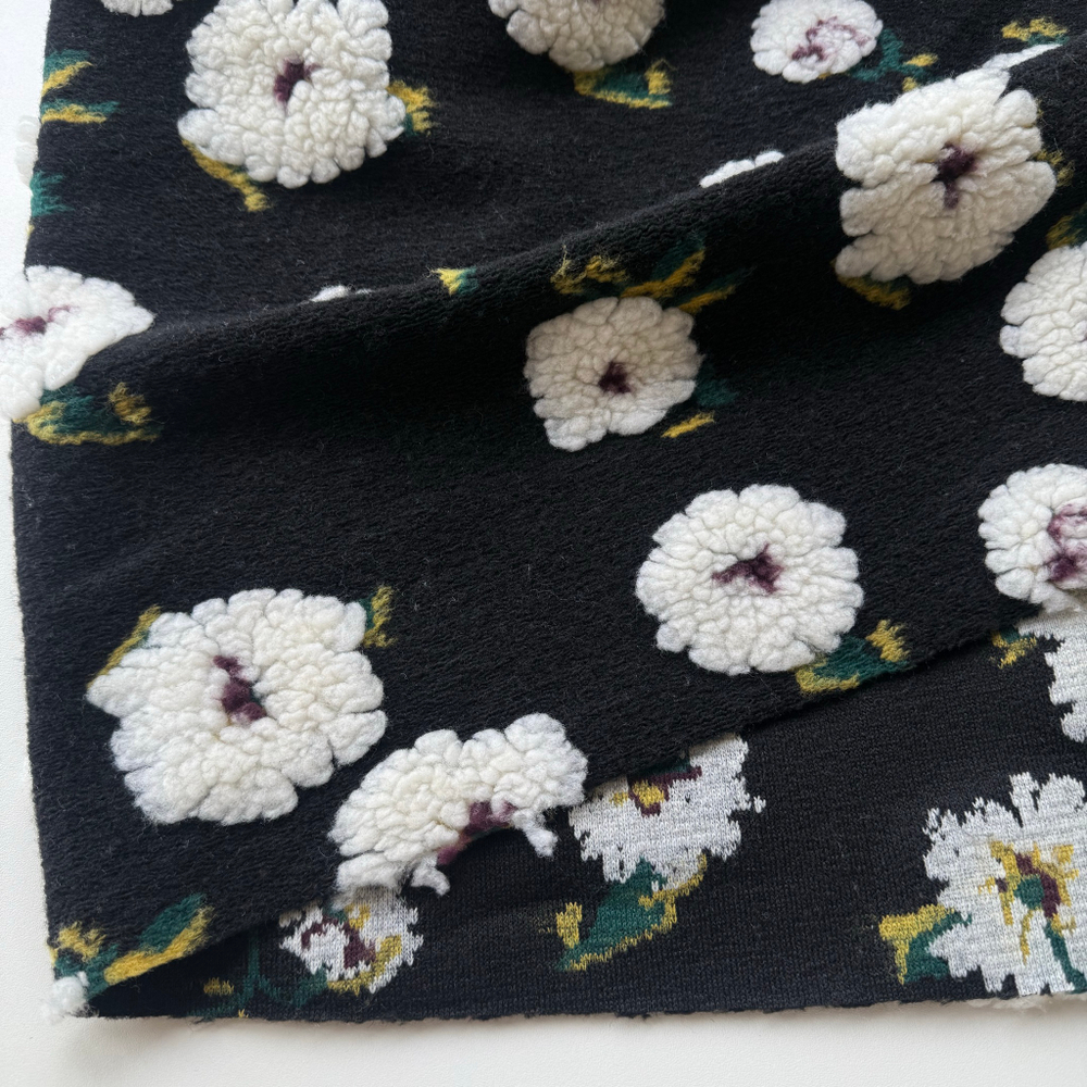 Трикотажное полотно с объемными цветами (чёрный фон)