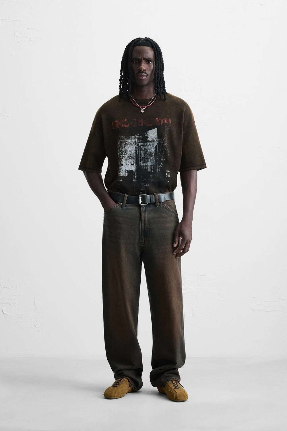 ZARA ТРИКОТАЖНАЯ ФУТБОЛКА С ПРИНТОМ И ЭФФЕКТОМ ПОТЕРТ, ЧЕРНЫЙ