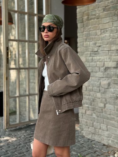 Шоколадный джинсовый костюм с юбкой