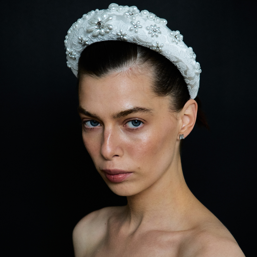 Ободок высокий с декором из жемчуга и камней