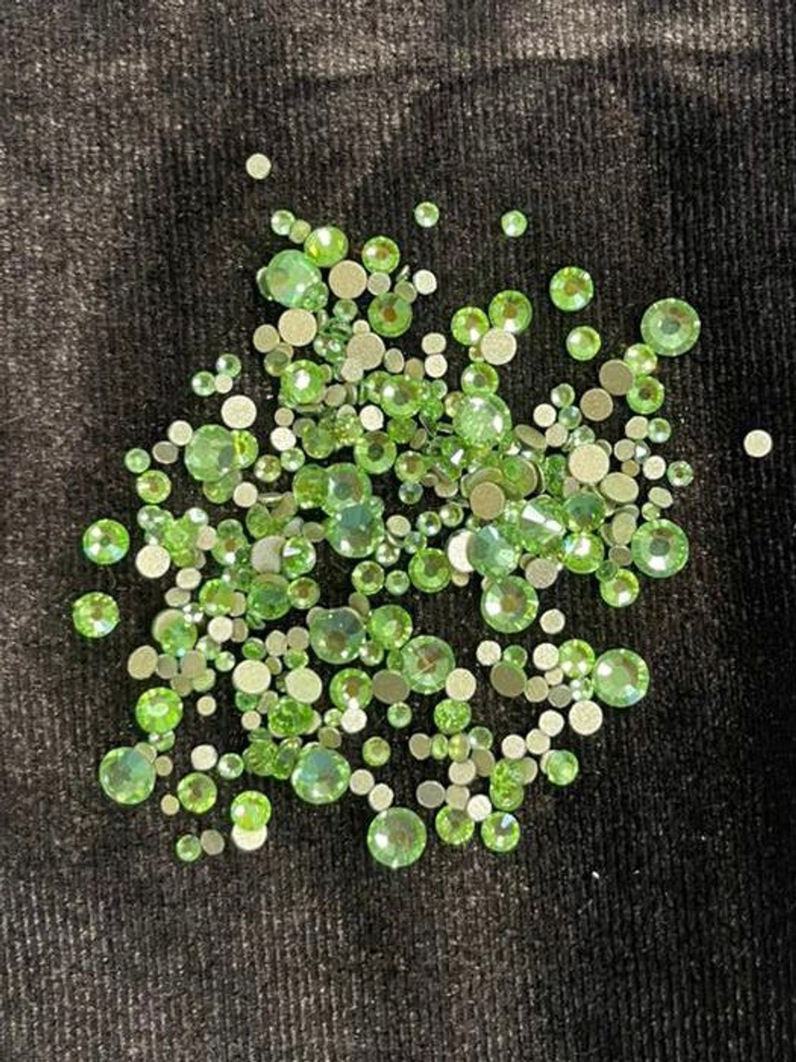 Стеклянные стразы  (размер микс) 1140шт, цвет салатный